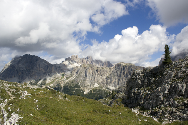 2011-08-17_09-02-06 cadore.jpg - Wanderung vom Passo Falzarego zum Averau 